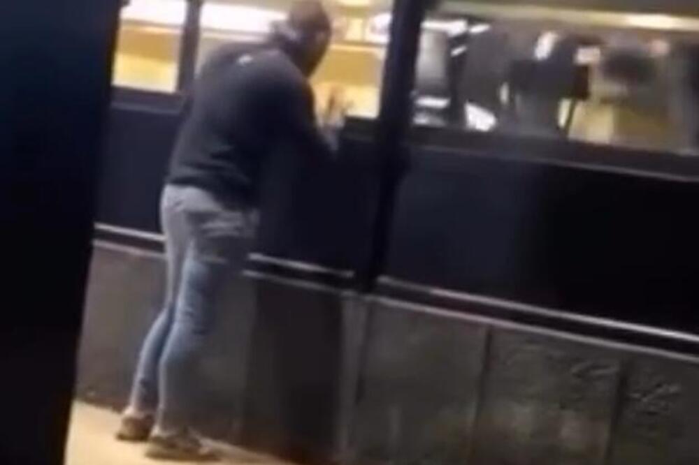 UZNEMIRUJUĆE! Pomahnitali čovek oštrim predmetom napadao ljude u Užicu: Ima teško povređenih! (VIDEO)