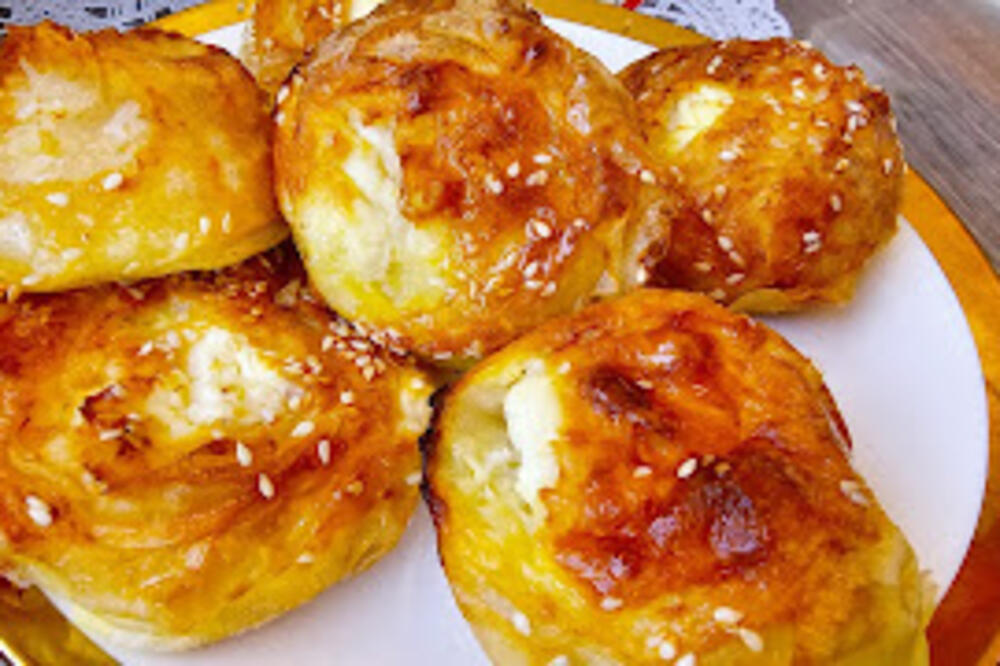 Pitice sa sirom po bakinom receptu nestaće sa tanjira za tren oka: Bolji doručak dugo niste imali, vredi probati