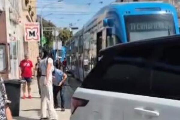 DA SE PREKRSTIŠ I LEVOM I DESNOM! Hrvatica parkirala ZVER OD KOLA nasred šina, pa se POTUKLA SA VOZAČEM TRAMVAJA!