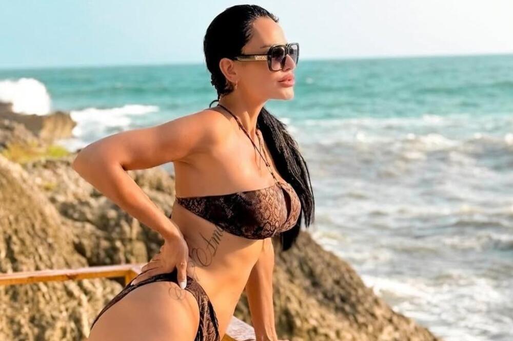 Jako poprsje samo što ne ispadne iz haljine: Razrez do pupka razbudio maštu, bez stida pokazala koliko je dobra