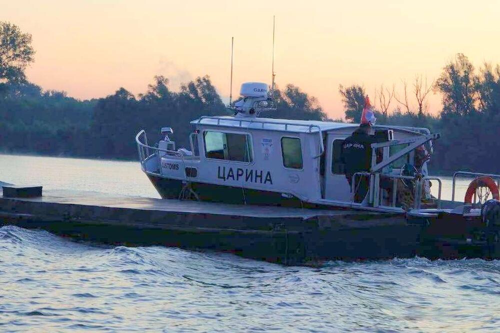 Zaplenjena barža sa osam tona nafte! Čamac vukao ka Vinči grdosiju, a pokušaj njihovog bega je HIT! (FOTO)