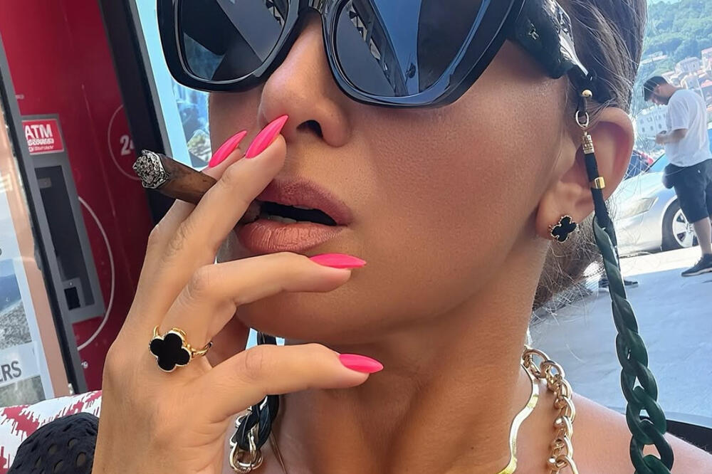 Karleuša, jesi li ovo stvarno ti? Žena se prepolovila, a lice kao "kod devojčice" - TOMPUS u ustima i luks život