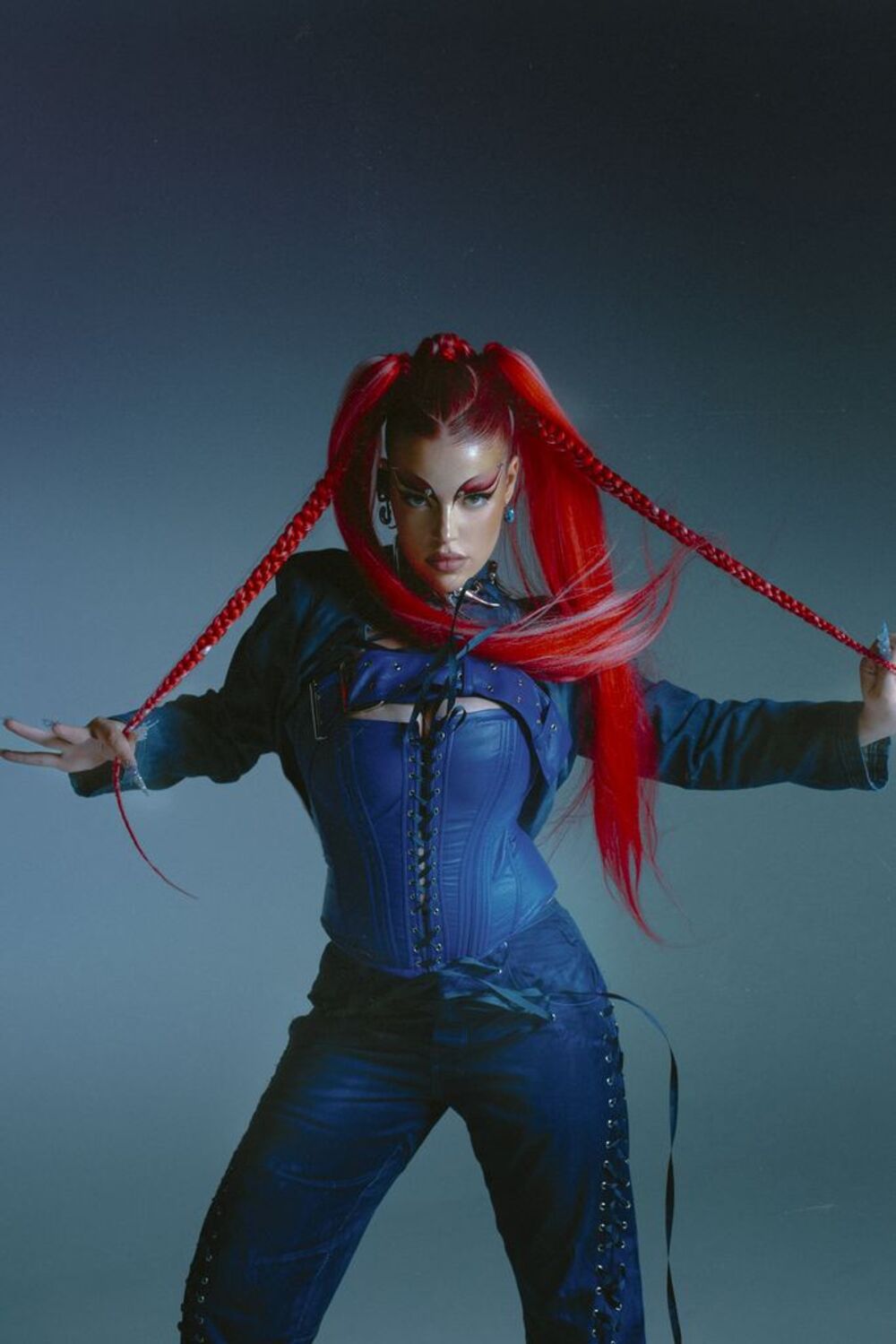 Publici je poznata i kao povilenela rejv princeza i kao luda demonka