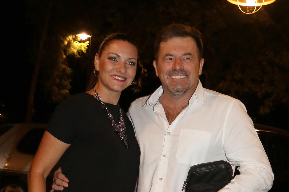 "Meni je dobro kad sam sam" U braku je sa 14 godina mlađom, a sad otkriveno šta se dešava iza zatvorenih vrata