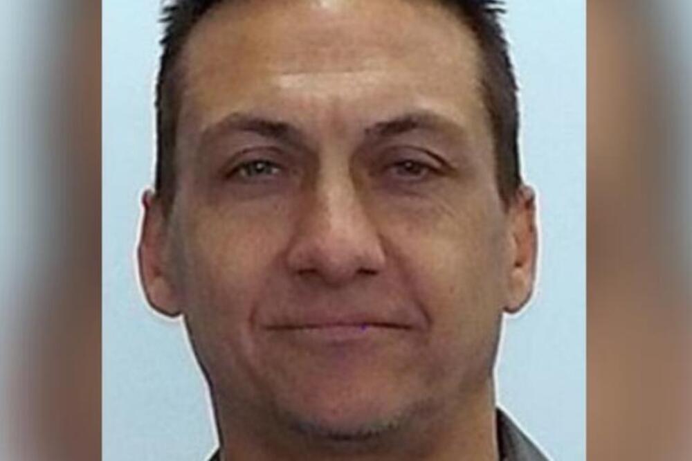 Ovo je monstrum koji je pobio policajce, pa se dao u beg sa decom! Teško je naoružan, a ne mogu da mu uđu u trag!