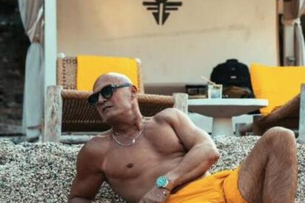 Osvanula vruća slika Milija u gaćama! Nag legao na pod, žene odlepile kad su videle