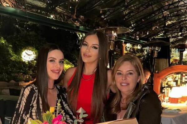 Ljudi se muče da provale koja je majka, a koja ćerka! Zbog slike poznatih lepotica gore mreže