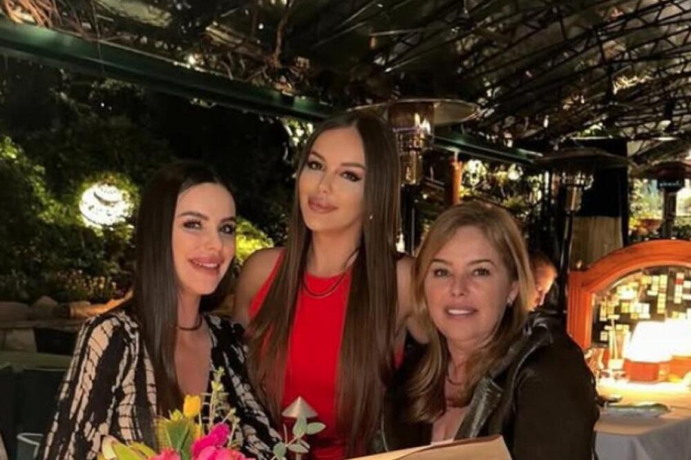 Ljudi se muče da provale koja je majka, a koja ćerka! Zbog slike poznatih lepotica gore mreže