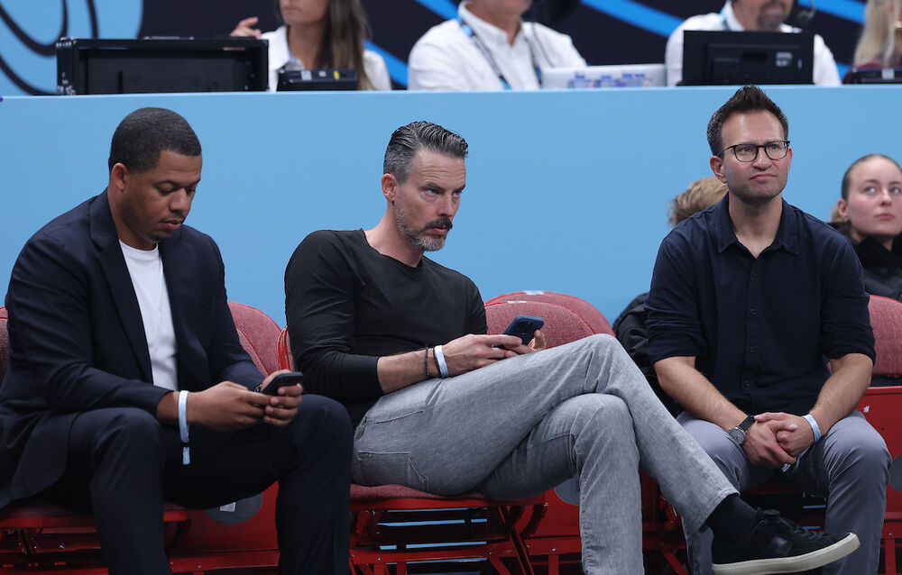 Džoš Kroenke (u sredini) u Šaomi areni