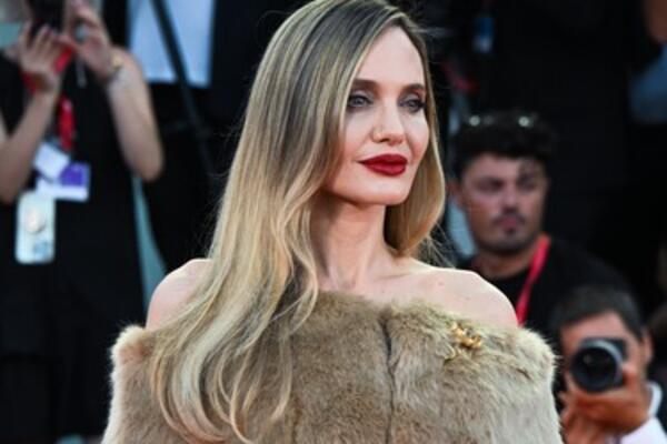 Nova slika Anđeline Džoli otkriva jezivu istinu? Ljudi tvrde da je u pitanju DVOJNICA, iza svega se krije... (FOTO)