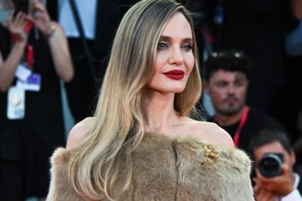 Nova slika Anđeline Džoli otkriva jezivu istinu? Ljudi tvrde da je u pitanju DVOJNICA, iza svega se krije... (FOTO)