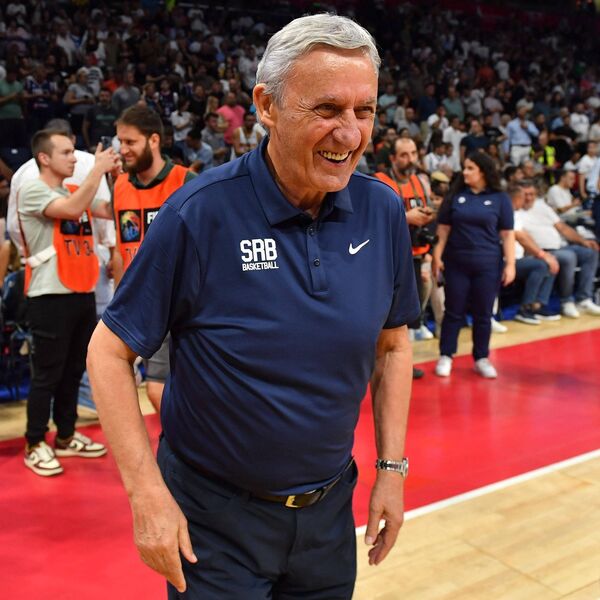 "Jagnje iz Pirot da ti trnu zubi i luk iz bašču..." Svetislav Pešić danas slavi 76. rođendan! (Foto/Video)