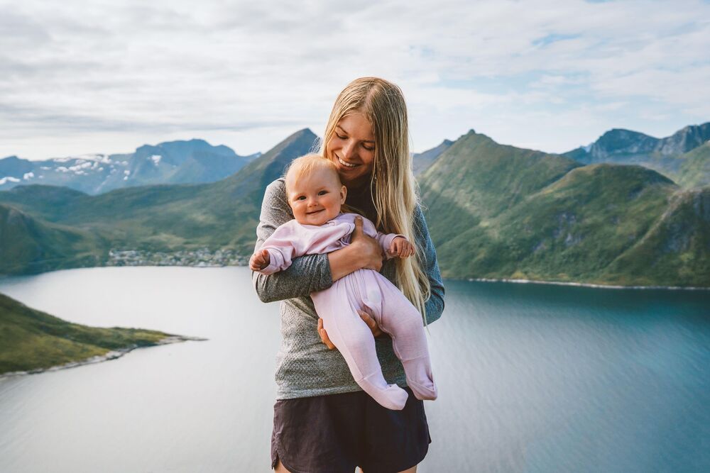 Mama u rukama drži malu bebu