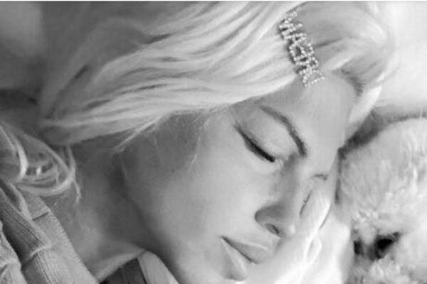 NAKON NAVODNE VEZE SA KOŠARKAŠEM, OSVANULA KARLEUŠINA SLIKA IZ KREVETA! Spavaju zajedno