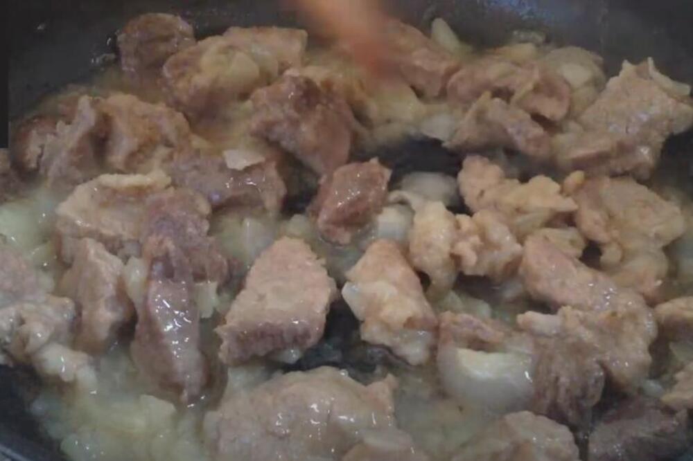 Ovo je tajna najboljeg dinstanog mesa! Običnu šniclu pretvorite u čudo, evo i pomoću čega