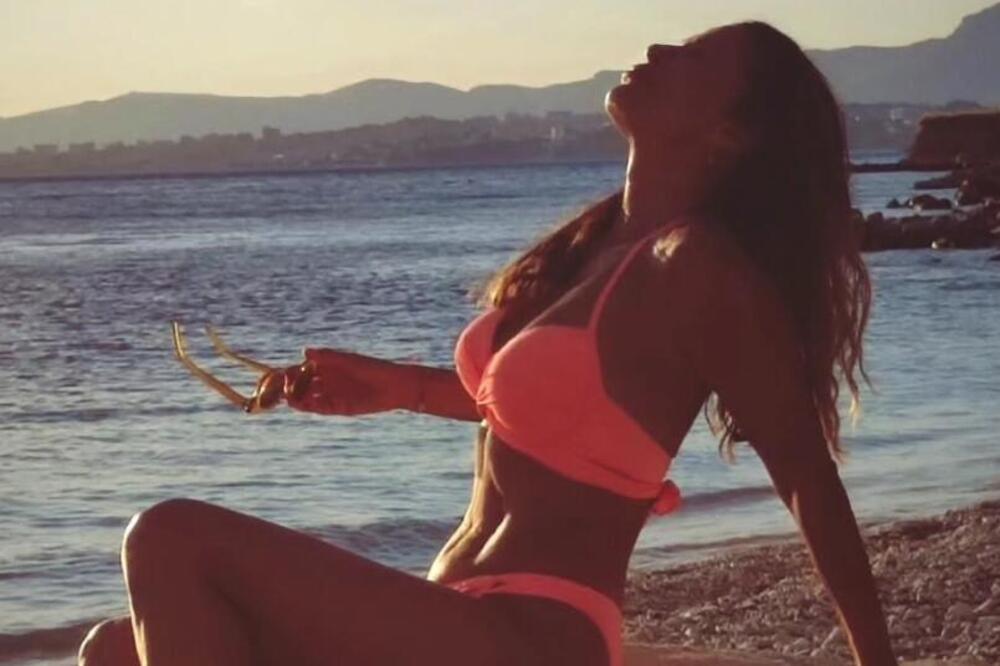 Reklama u kojoj mokre majice trči iz mora je palila Jugu! Bila Mis, a danas živi SA NJIM OVAKO