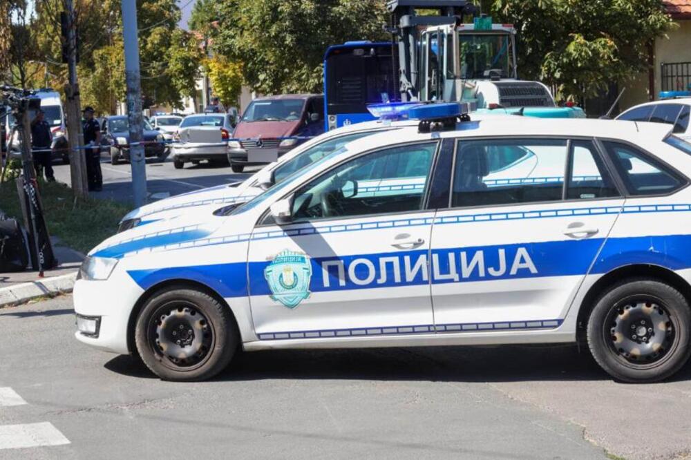 DEVOJČICA (14) POTEGLA NOŽ NA OCA U ZEMUNU: U porodični dom stigla policija, ODMAH SMEŠTENA NA PSIHIJATRIJU!