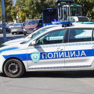 DEVOJČICA (14) POTEGLA NOŽ NA OCA U ZEMUNU: U porodični dom stigla policija, ODMAH SMEŠTENA NA PSIHIJATRIJU!