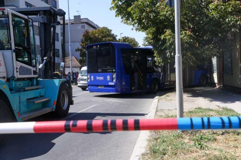 Oglasio se MUP o nesreći u Zemunu u kojoj je stradala devojčica (16): Vozač autobusa se zakucao u zgradu!