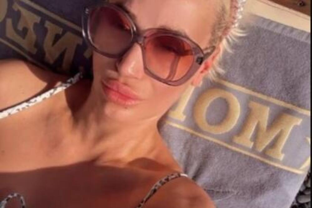 POKAZALA TETOVAŽU NA INTIMNOJ ZONI I BACILA U TRANS! Dušica otišla sa Pinka pa se skroz opustila