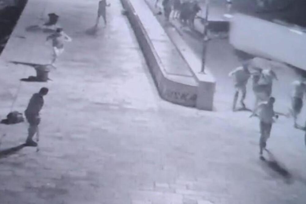 Strašan snimak udara broda u obalu u Splitu ledi krv: Ljudi panično bežali, nastao potpuni haos (VIDEO)