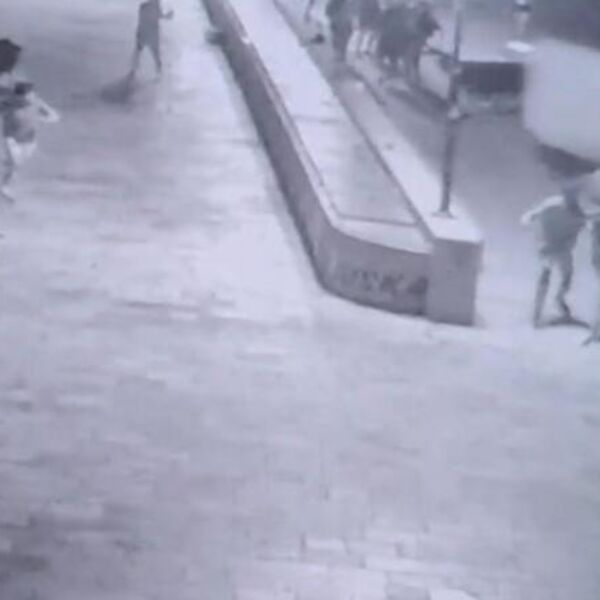 Strašan snimak udara broda u obalu u Splitu ledi krv: Ljudi panično bežali, nastao potpuni haos (VIDEO)