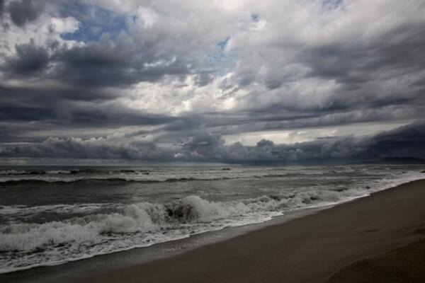 MORE SE STOPILO SA SIVIM NEBOM, TALASI SU OGROMNI! Stravično nevreme pogodilo Crnu Goru, Srbija je sledeća na redu
