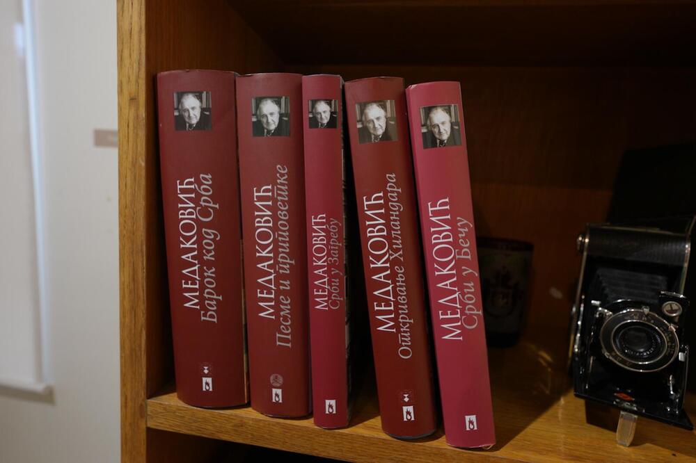 Izložba "Efermis" u Zavičajnom muzeju Žarkova: Kolekcija značajna za očuvanje srpskog kulturnog nasleđa (FOTO)