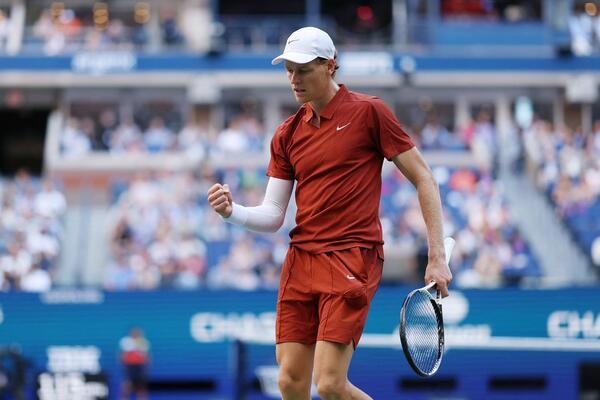 Siner se propisno namučio: Povređeni Janik jedva do osmine finala!