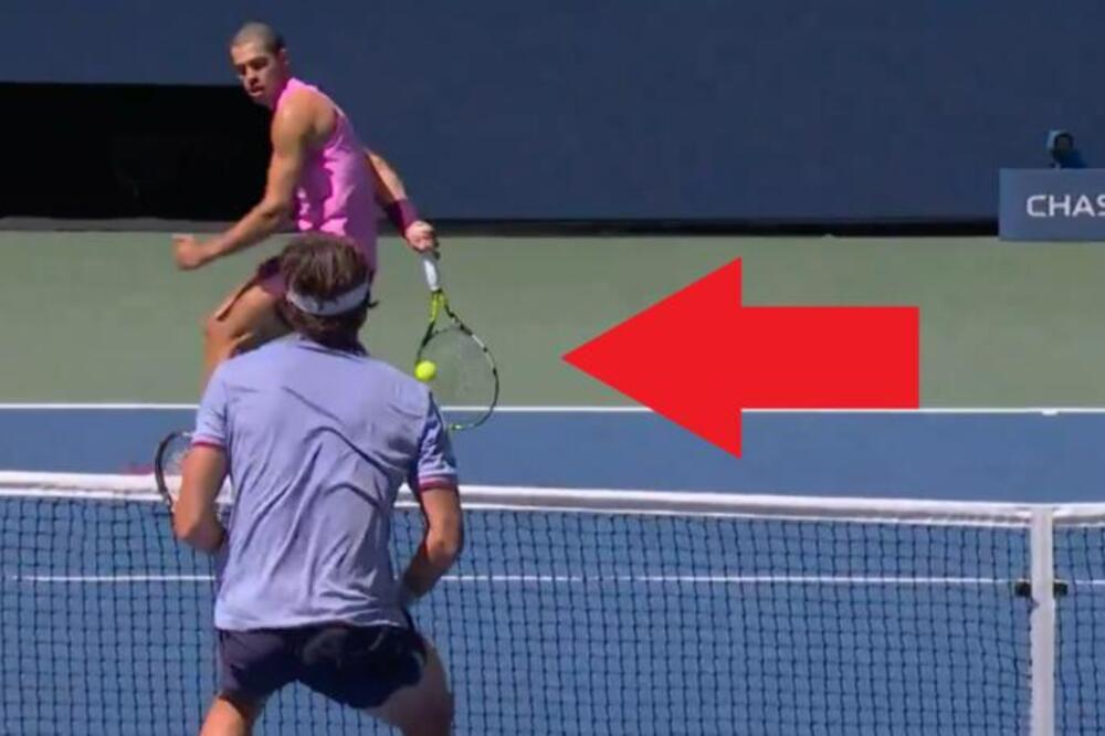 Čoveče, jel si ti Bog? Pogledajte Alkarazov poen života, udarac iza leđa – niko drugi ovo ne bi ni smeo da proba