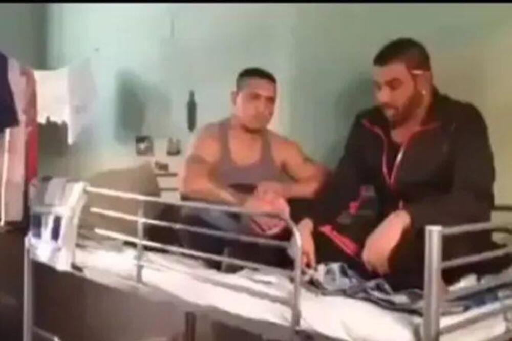 Jedna od najvećih pevačkih zvezda završila u ćeliji! Sedi sa robijašem i radi ovo, šok snimak iz buvare