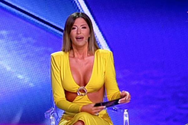 ''NAPORNA SI, NIKAD NEĆEŠ BITI DUŠICA I OGNJEN": Voditeljka Pinka osramoćena u lajvu, i to zbog ovoga