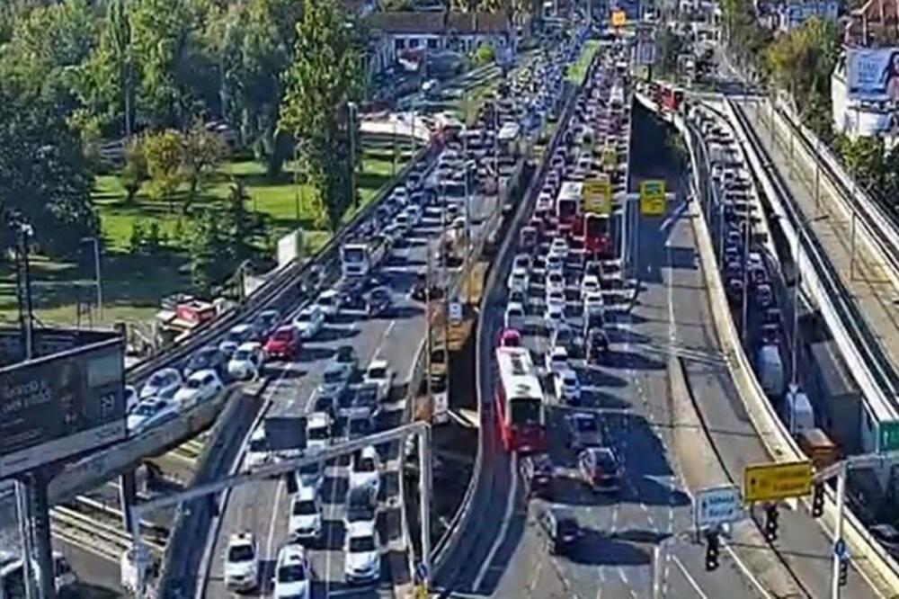 Popodnevni špic u Beogradu nikad haotičniji! Ovi delovi grada paralisani, nema igla gde da padne!