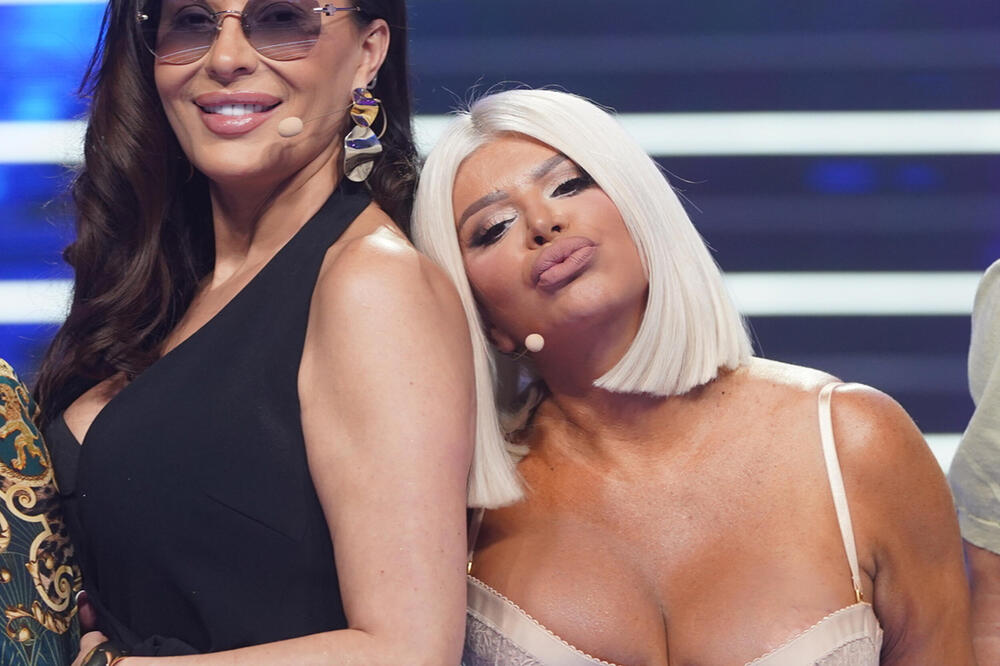 PUČE ZADNJICA KAO ZVEČKA! Novosađanka htela selfi sa Cecom pa POLJUBILA POD - kao da joj je neko IZMAKAO STOLICU