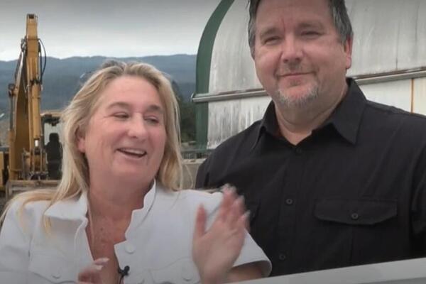 Žena izgubila prsten, a onda je njen suprug povukao šok potez decenije! Otišao na deponiju, pa počeo da... (VIDEO)