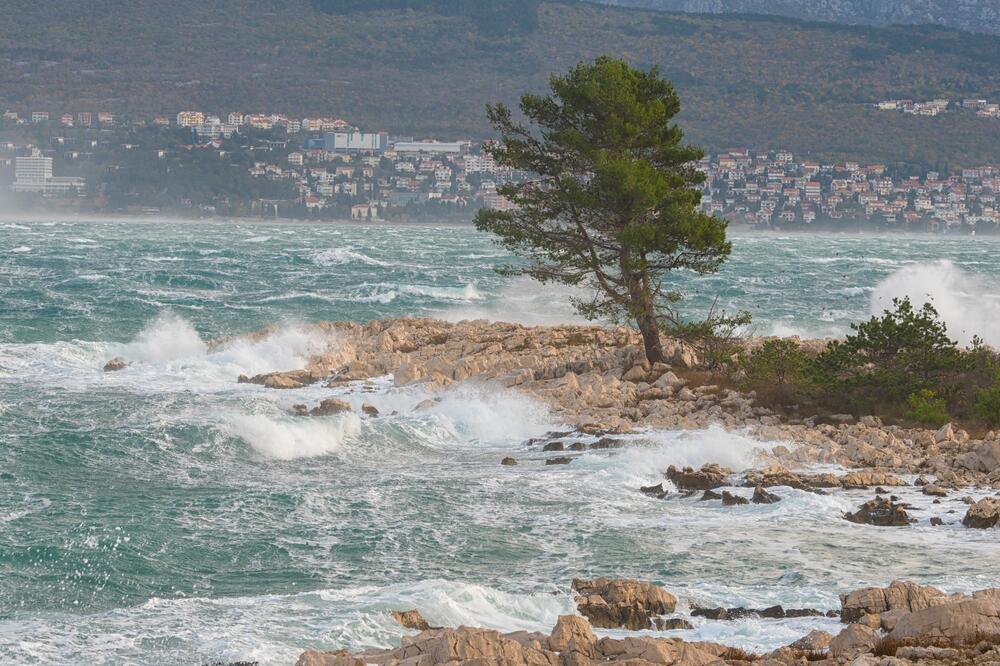 Nepogode u Hrvatskoj! Automobili zaglavljeni u bujici, kiša ne prestaje da pada, ljudi ne mogu da izađu iz kuća