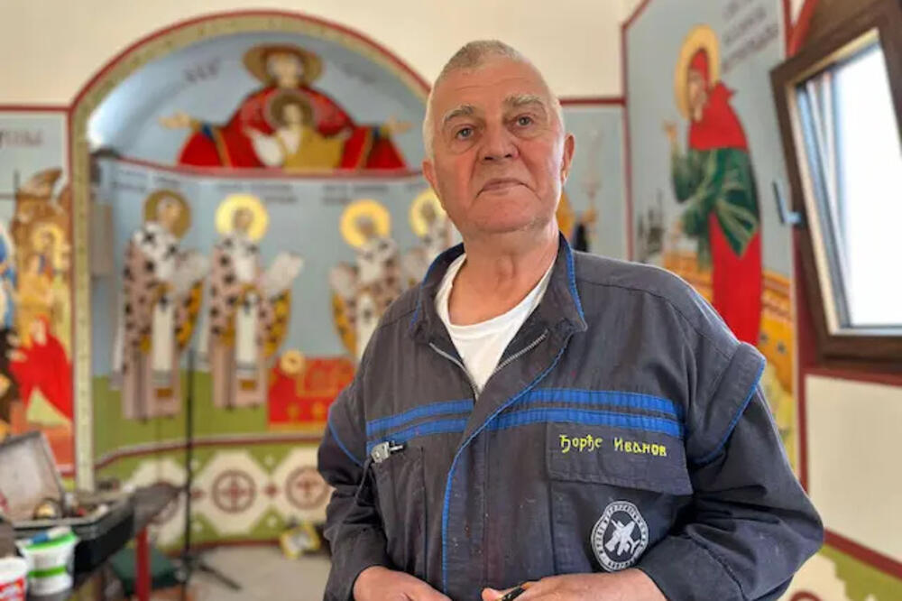 Đorđe oslikava zidove crkve podno Suvobora: U njoj je i ikona svetiteljke koja štiti dom od požara i nevolja (FOTO)