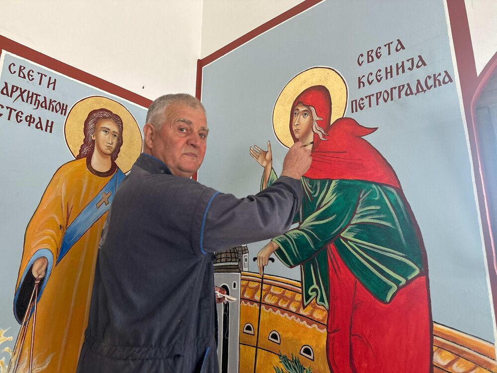 Đorđe Ivanov oslikava zidove crkve podno Suvobora 