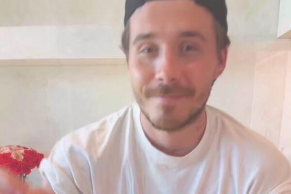 BLAMAŽA VEKA! Sin slavnog dase želeo da napravi džem od jagode, pa se obukao! Sad mu se smeju u facu