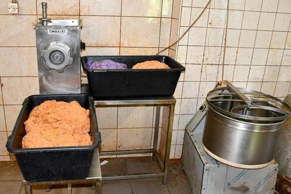 STRAVA I UŽAS U SMEDEREVU: Policija našla 3.000 kilograma škodljivog životinjskog mesa, trovačnica!