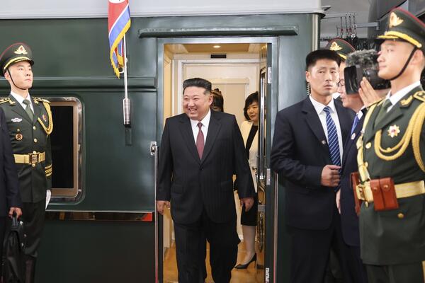 Neprobojna stakla, ojačani zidovi... Pogledajte u čemu je Kim Džong Un stigao u Peking - u suštini TVRĐAVA! (VIDEO)