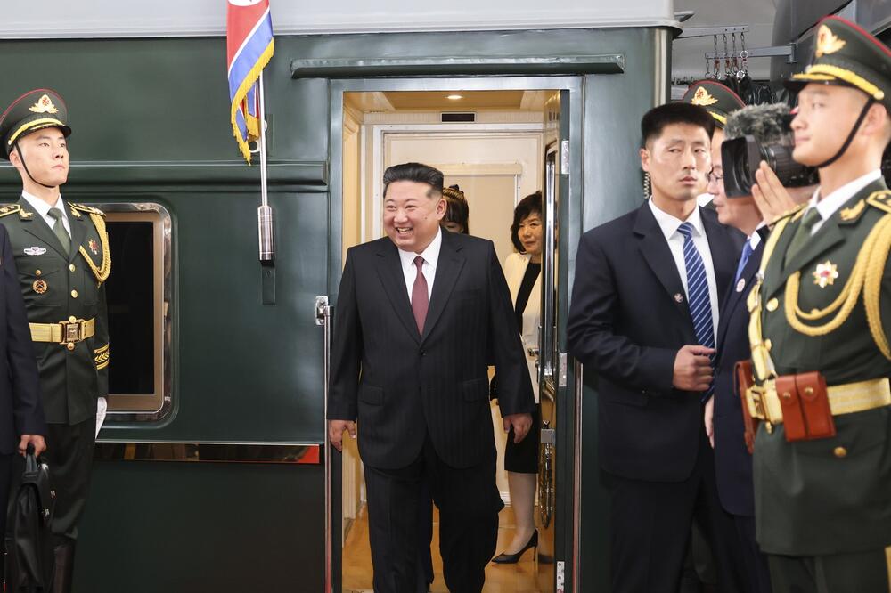 Ovo je ćerka moćnika od kog drhti cela planeta! Po prvi put je napustila rodnu zemlju, pogledajte kako izgleda!