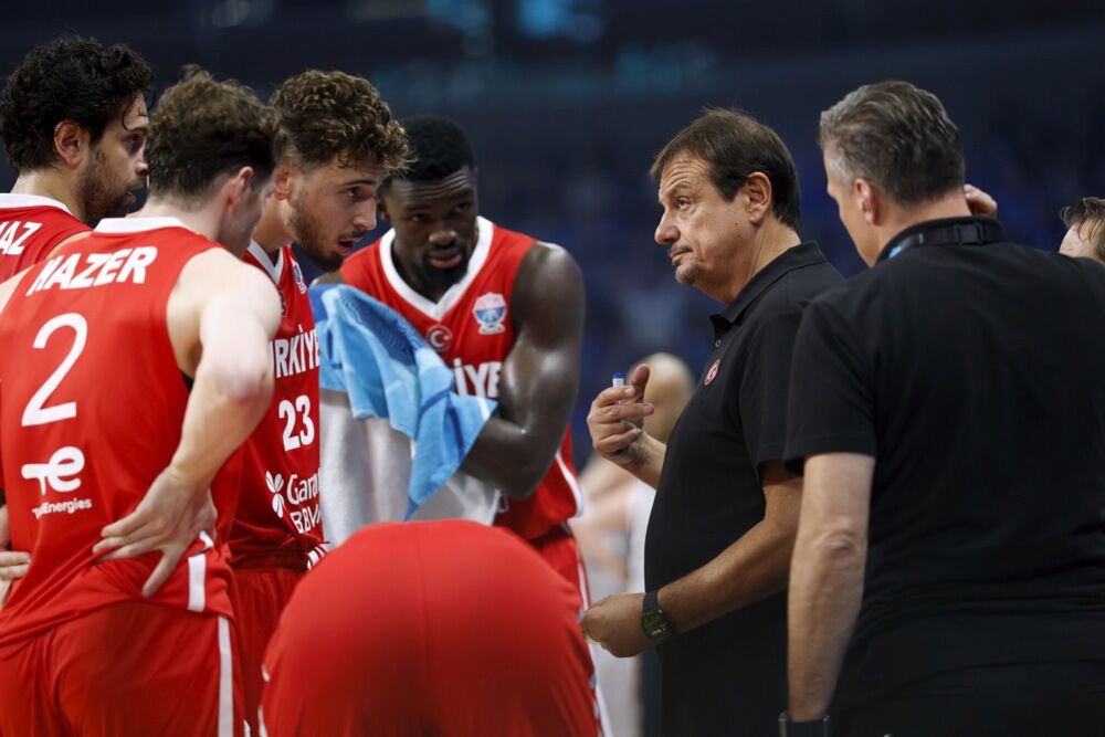 Ergin Ataman i košarkaši Turske