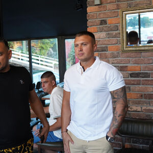 KUKU, MAJKO MILA! Žena ga ostavila zbog DRUGA, a sad se pojavio snimak gde ON sa muškarcem RAZMENJUJE NEŽNOST