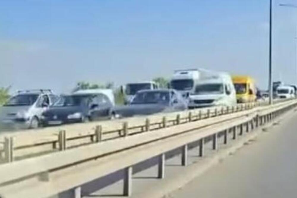 Sve je zakrčeno, koloni se ne vidi kraj! Neki voze i u kontrasmeru - evo šta se desilo na Zrenjaninskom putu