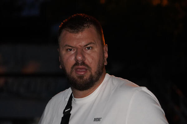 ČETVOROUGAO U NAJAVI! Ulazi Janjuševa bivša, RADILA NA PINKU kao VODITELJKA, PREVARIO je kao i MAJU