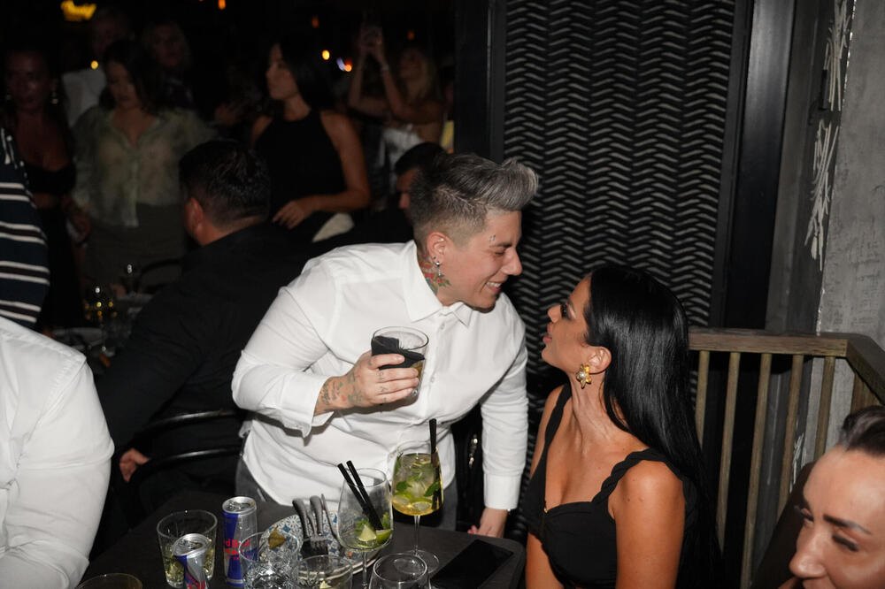 NAJPOZNATIJE BISEKSUALKE U SRBIJI ZAPALILE NA MORE! Sa njima i poznati BRAČNI PAR, šok i koji