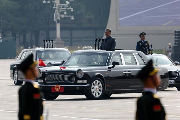 Limuzina teška 3 tone i 600.000 evra! Ovo je Đinpingova čuvena "crvena zastava" - štiti i od biološkog oružja!