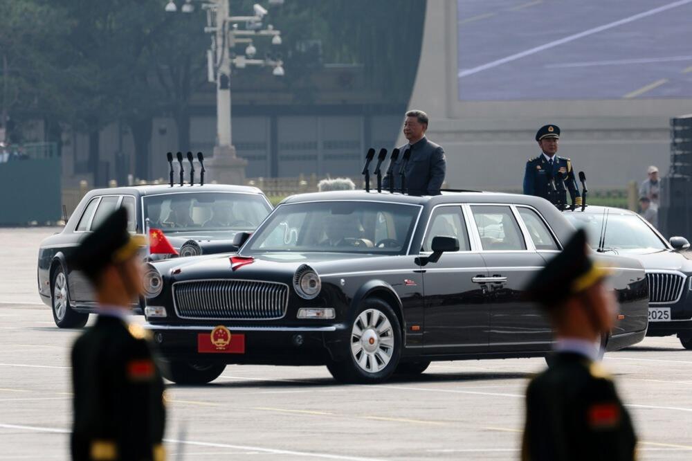 Limuzina teška 3 tone i 600.000 evra! Ovo je Đinpingova čuvena "crvena zastava" - štiti i od biološkog oružja!