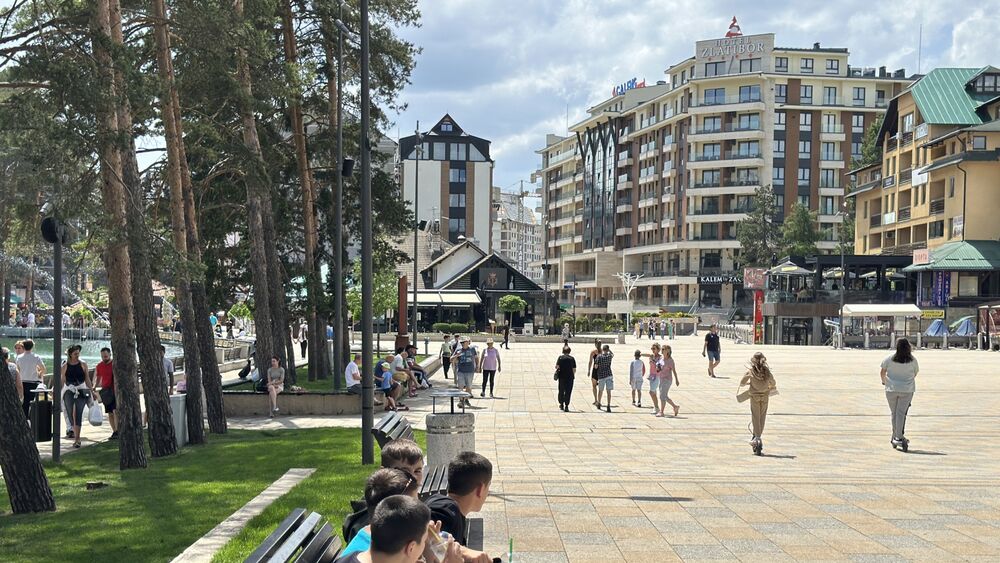 Ljudi šetaju na Zlatiboru